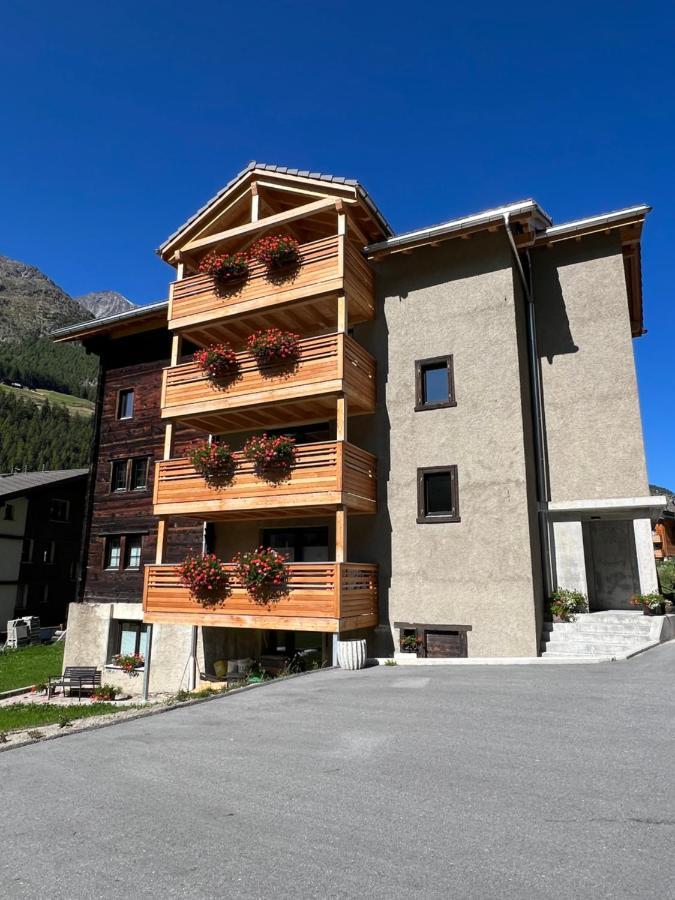 Capricorn **** Apartment